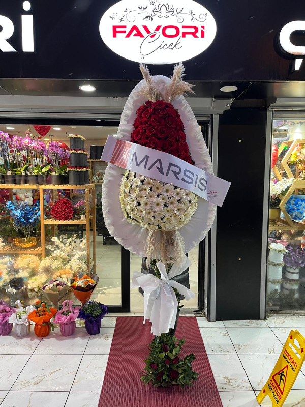 Kırmızı Güllü ve Beyaz Gerberalı Özel Tasarım Çelenk