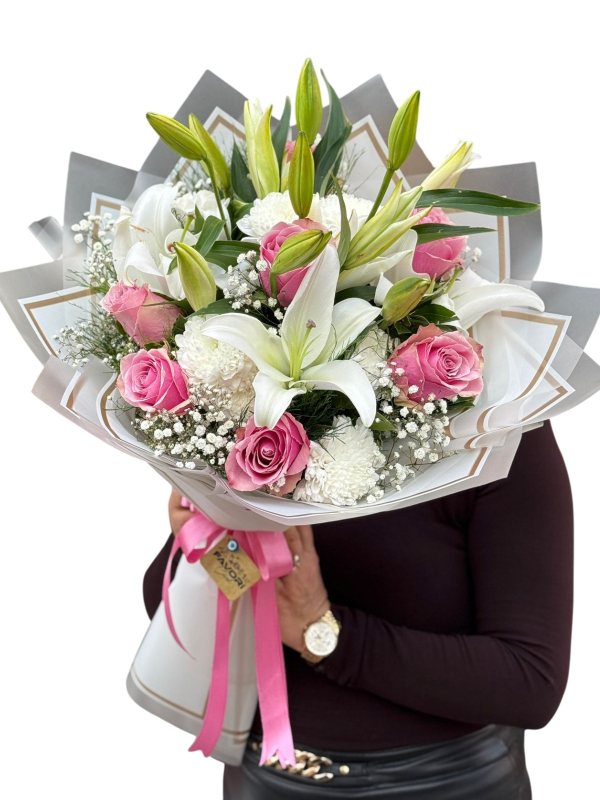 Lilyum ve Pembe Güllerle Zarif Buket