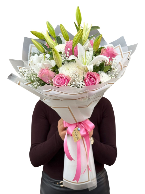 Lilyum ve Pembe Güllerle Zarif Buket