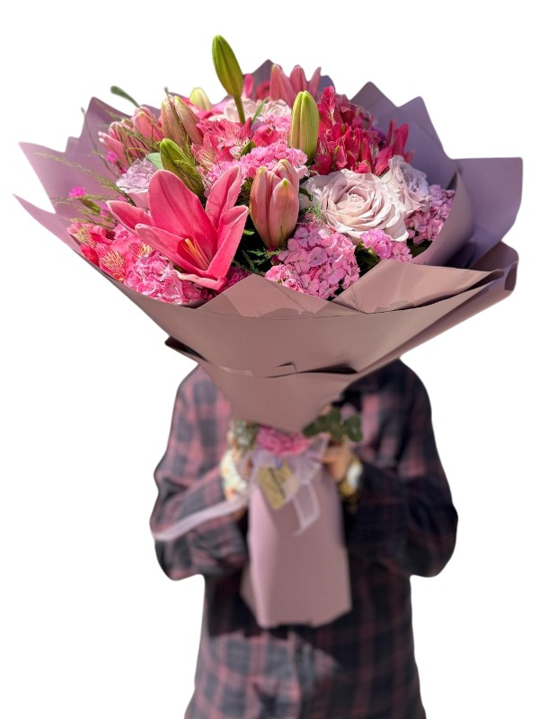 Mürdüm Tonlarında Çiçek Buketi