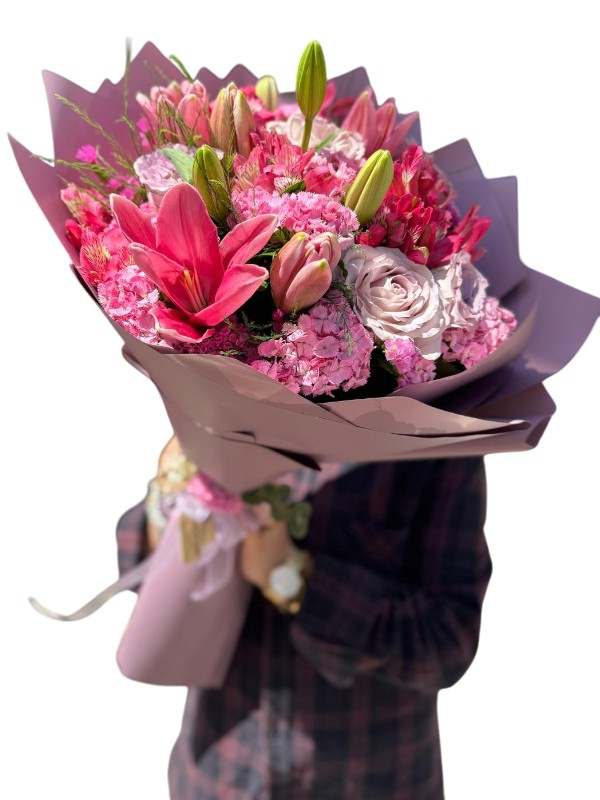 Mürdüm Tonlarında Çiçek Buketi