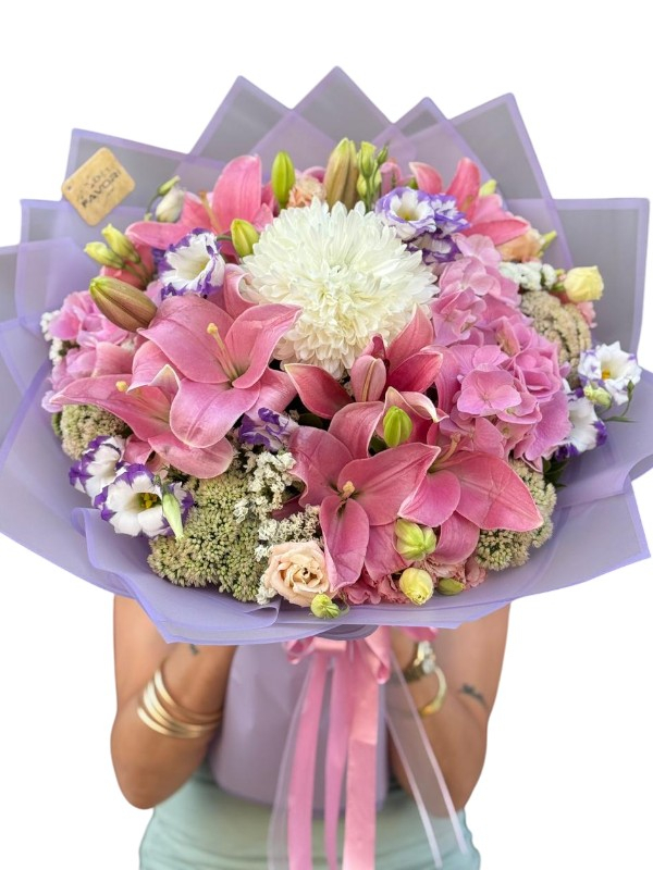 Pembe Lilyum ve Ortanca ile Gösterişli Buket