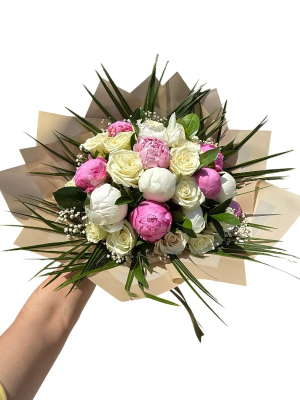 Şakayık ve Güllerle Zarif Çiçek Buketi